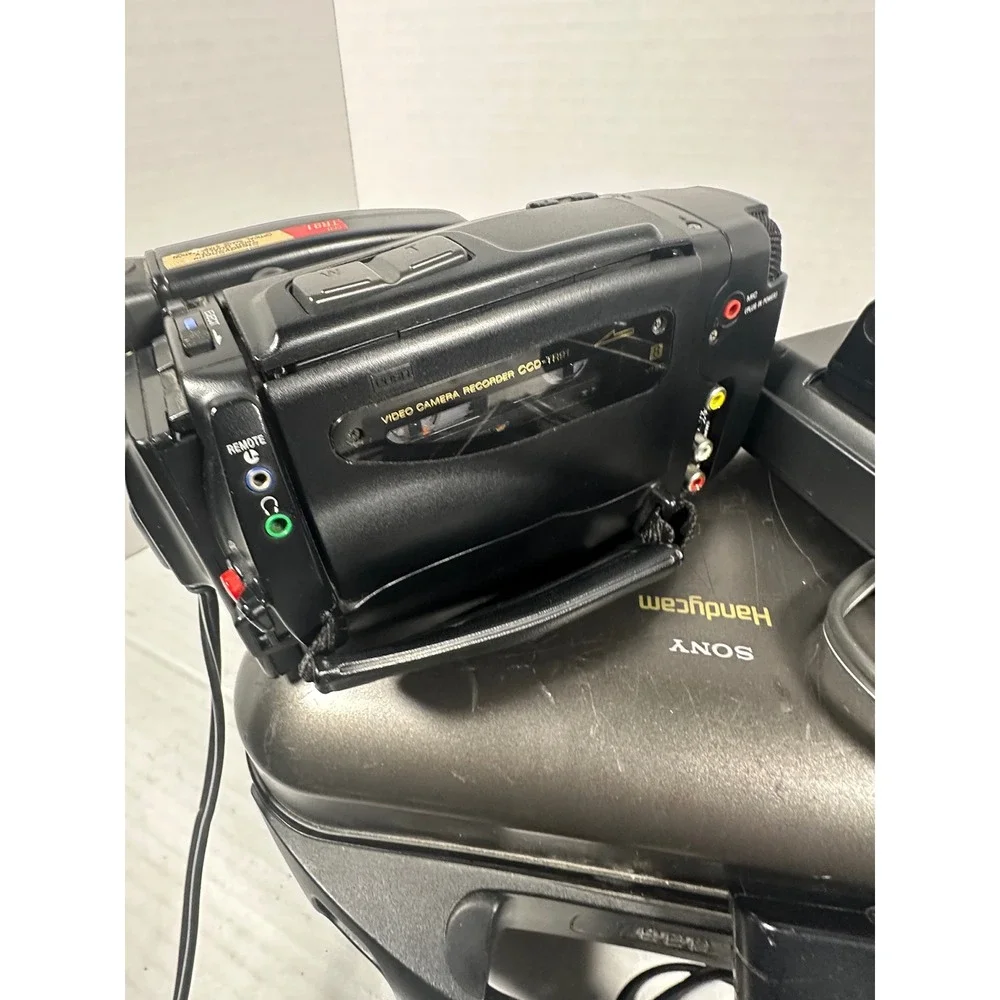 Sony Handycam Video 8 CCD-TR91 Camcorder Bundle SteadyShot 10x Zoom NTSC Case